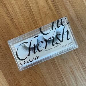 NIB Velour The Cherish Luminous Silk Lashes 1 Pair New in Package